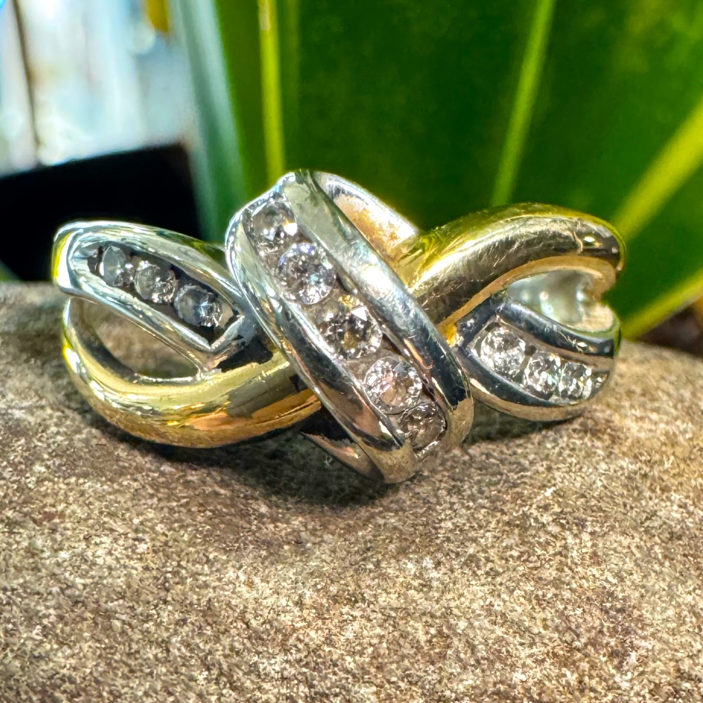 10k  2 Toned Knot Diamond Ring